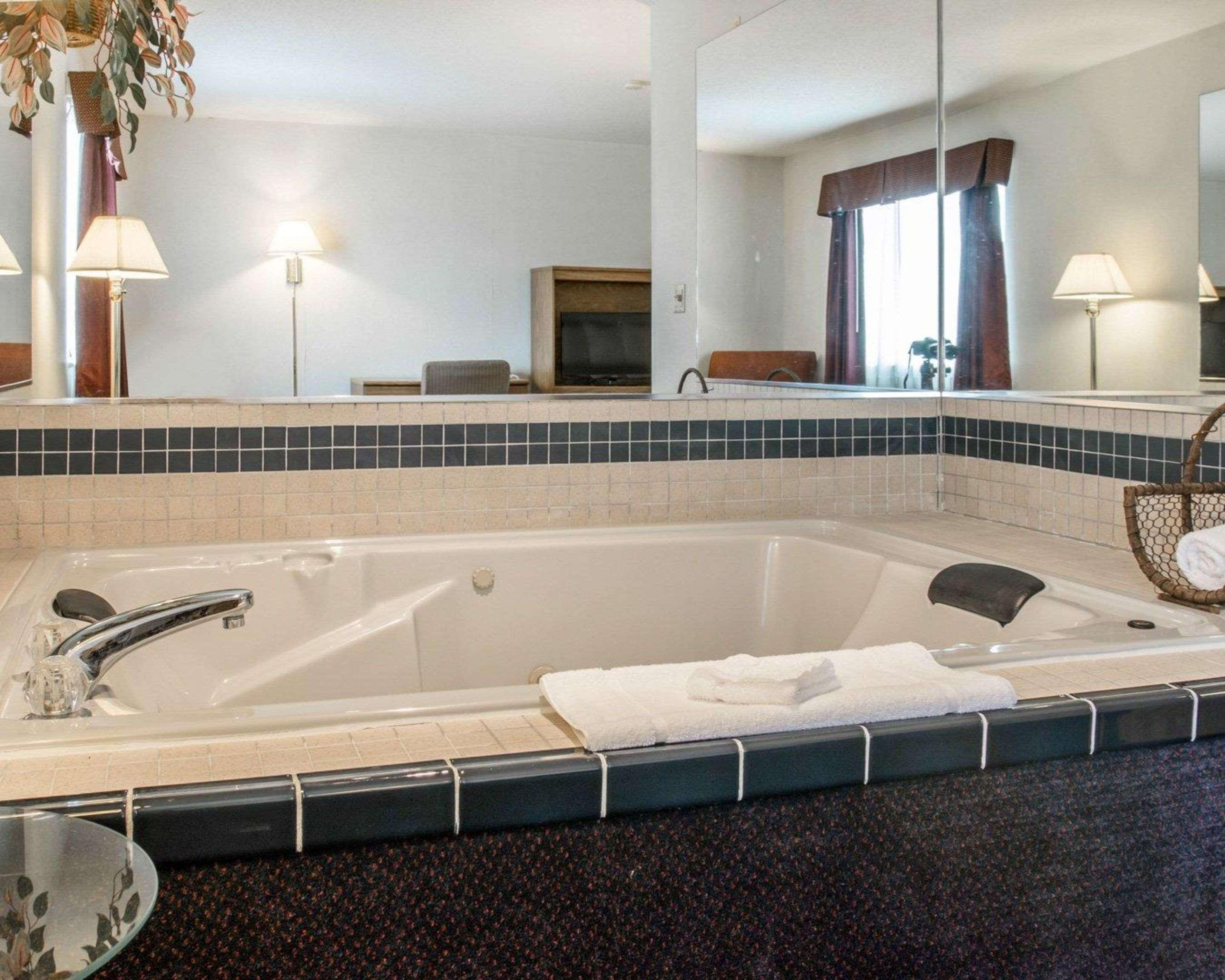 Quality Inn Hudsonville Экстерьер фото